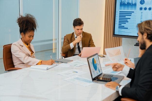 Estratégias de literacia financeira aplicadas ao controle de despesas e poupança